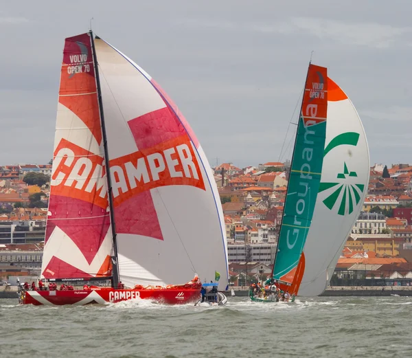 Lissabon, Portugal - 9. Juni: groupama sailing team volvo ocean race - Zwischenstopp Lissabon - Hafenregatta 9. Juni 2012 in Lissabon, Portugal — Stockfoto
