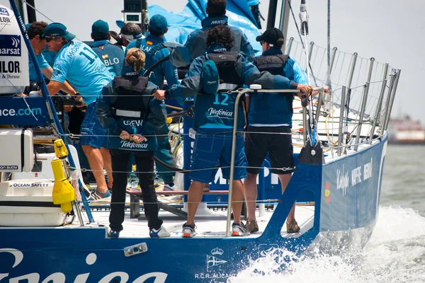 Lisbon, portugal - 9. juni: team telefonica im volvo ocean race - zwischenstopp lisbon - hafenrennen 9. juni 2012 in lisbon, portugal — Stockfoto