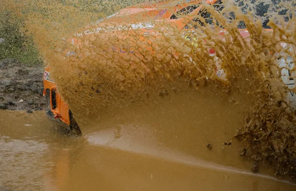 Rallye-Auto im schlammigen Wasser — Stockfoto