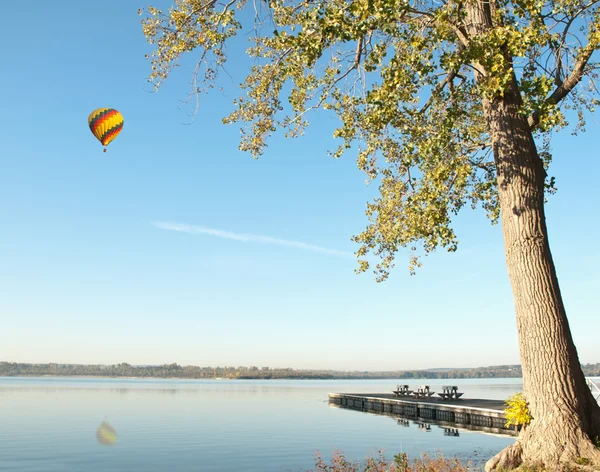 Göl üzerinde sıcak hava balonu — Stok fotoğraf