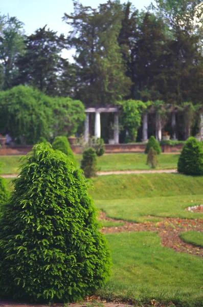 Jardim com pilares — Fotografia de Stock
