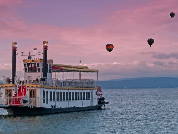 Steamboat and hot air balloons — Stock Photo, Image