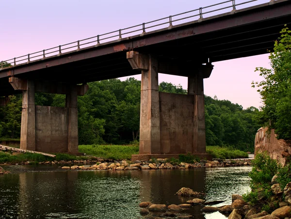 Mint jávorszarvast folyó híd — Stock Fotó