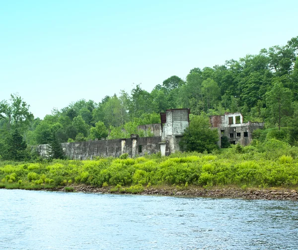 Ruinas junto a un río — Foto de Stock