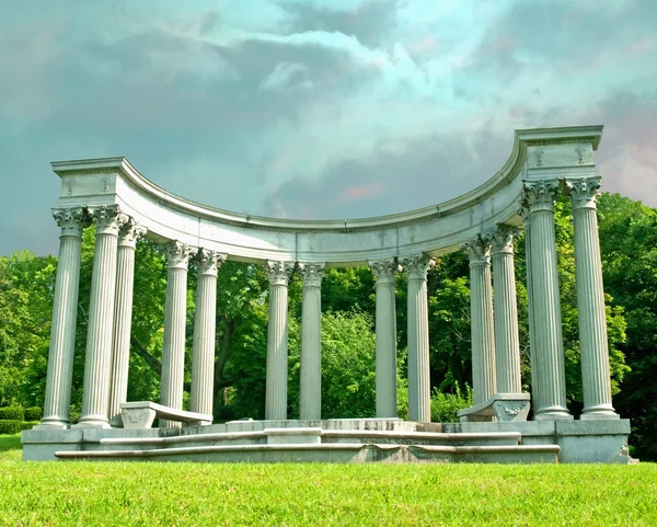 Säulen im griechischen Stil — Stockfoto