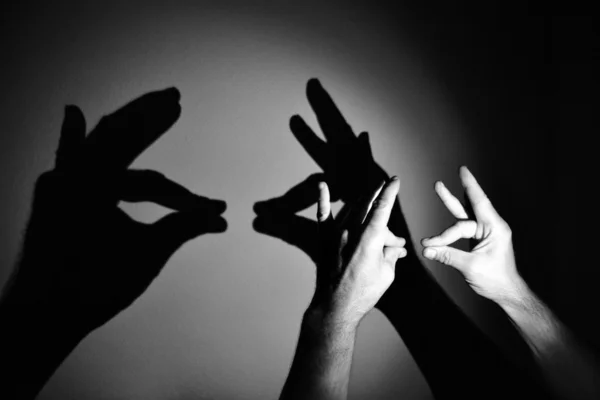 Mãos sombras teatro, preto e branco Fotografia De Stock