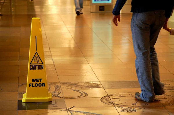 Cuidado chão molhado — Fotografia de Stock