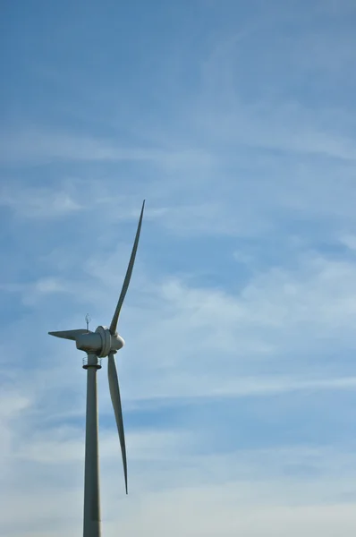 açık bir günde tek rüzgar türbini