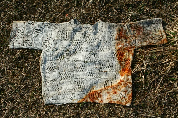 Белый свитер на Земле — стоковое фото