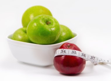 ölçme bant ile kırmızı ve yeşil elma