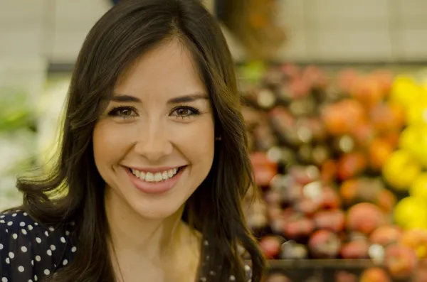 Портрет милой девушки в супермаркете — стоковое фото