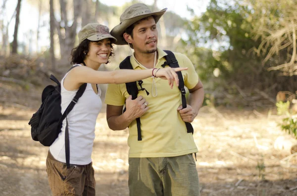Cute young couple finding their way on a hiking trip — Stock Photo, Image
