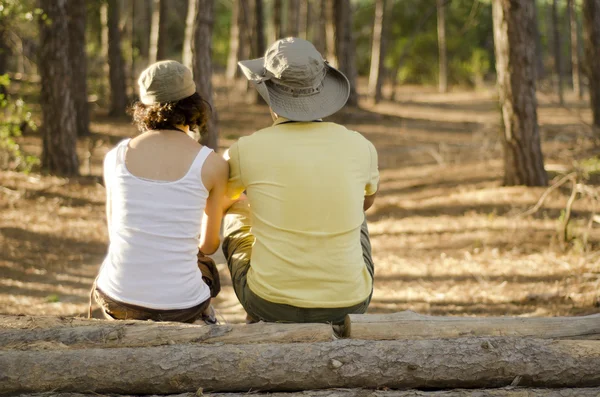 Niedliches junges Paar macht Pause bei einer Wandertour — Stockfoto