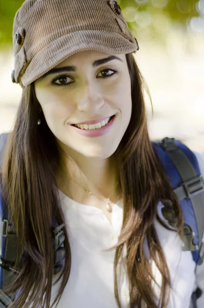 Retrato de uma jovem mulher feliz sorrindo em uma viagem de caminhada — Fotografia de Stock