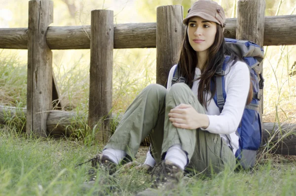 Young beautiful woman taking a break and relaxing on a hiking trip — Stock Photo, Image