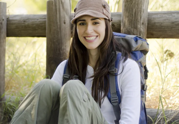 若くてきれいな女性の休憩を取って、ハイキング旅行でリラックス — ストック写真