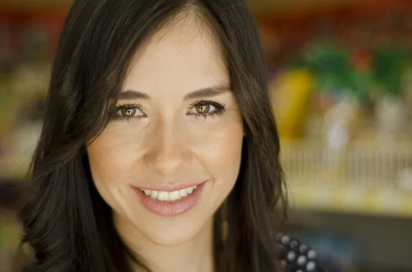 Молода красива жінка посміхається в супермаркеті — стокове фото