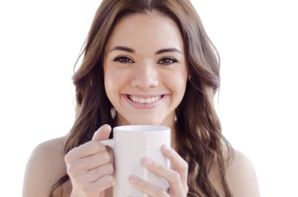 Мила молода жінка насолоджується чашкою кави — стокове фото