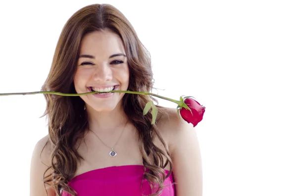 Młoda piękna kobieta z czerwoną różę w jej ustach — Zdjęcie stockowe