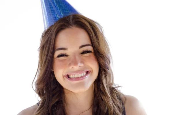 Giovane bella donna con cappello da festa sorridente — Foto Stock