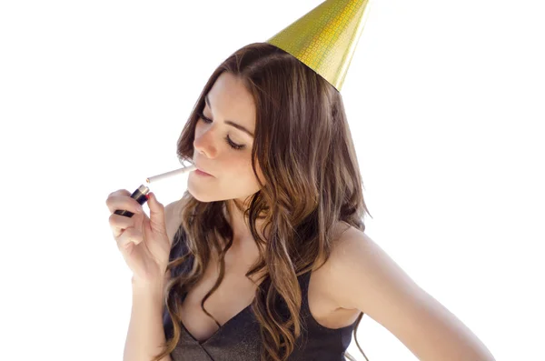 Jovem mulher bonita com um chapéu de festa acendendo um cigarro — Fotografia de Stock