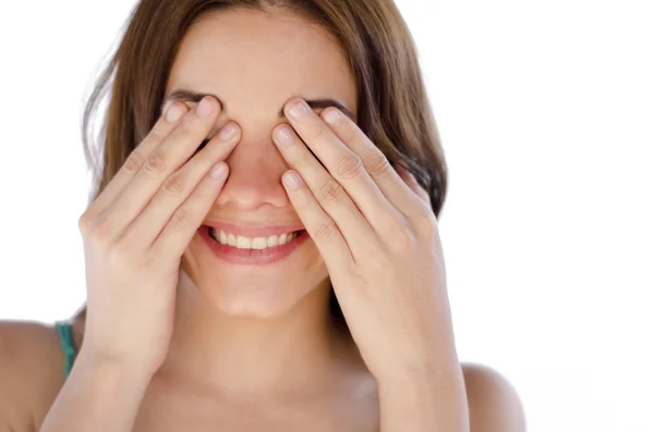Söt ung kvinna som täcker hennes ögon med händerna — Stockfoto