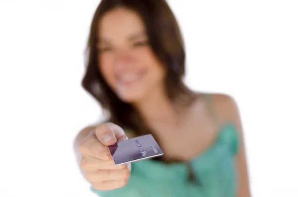 Jovem mulher bonita pagando com cartão de crédito em um fundo branco — Fotografia de Stock