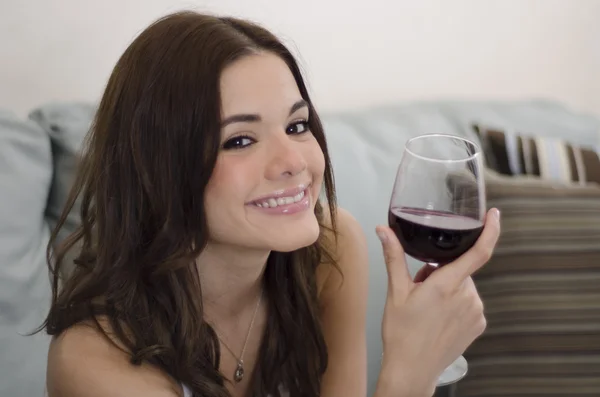 Jovem mulher bonita desfrutando de um copo de vinho — Fotografia de Stock