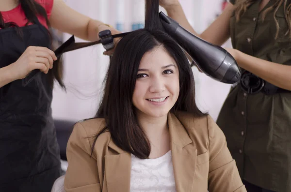 Joven cliente lindo en una peluquería — Foto de Stock