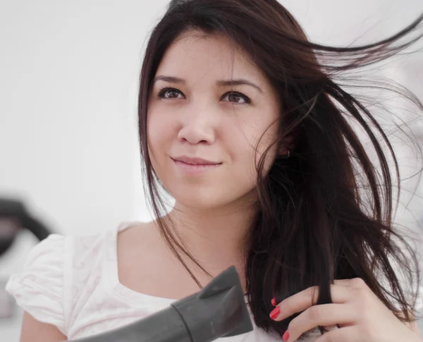 Menina bonito secando seu cabelo — Fotografia de Stock