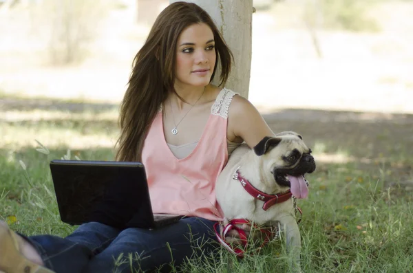 Carino giovane donna trascorrere del tempo con il suo cane al parco — Foto Stock
