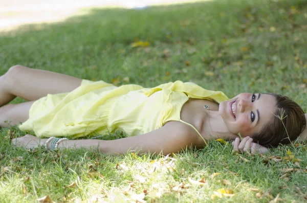 Roztomilá dívka relaxační v parku — Stock fotografie