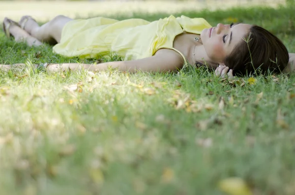Ładny dziewczyna relaks w parku — Zdjęcie stockowe