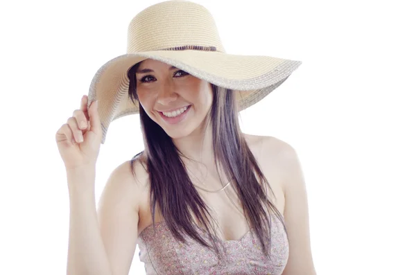 Retrato de uma menina linda com um chapéu e um vestido de verão — Fotografia de Stock