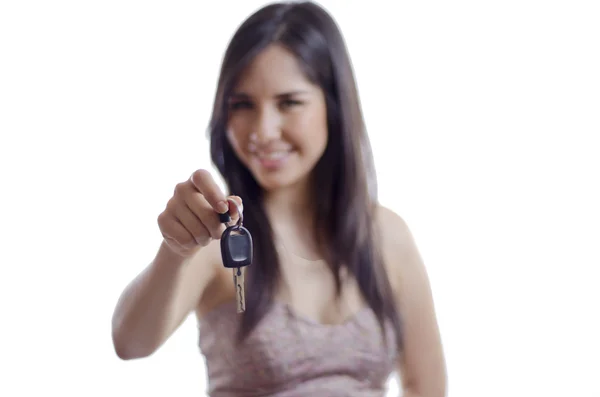 Sevimli genç bir kadın yeni araba anahtarlarını teslim — Stok fotoğraf