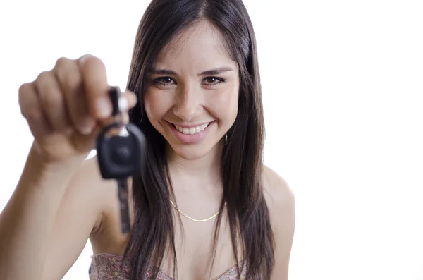 Roztomilá mladá žena předání nové klíče od auta — Stock fotografie
