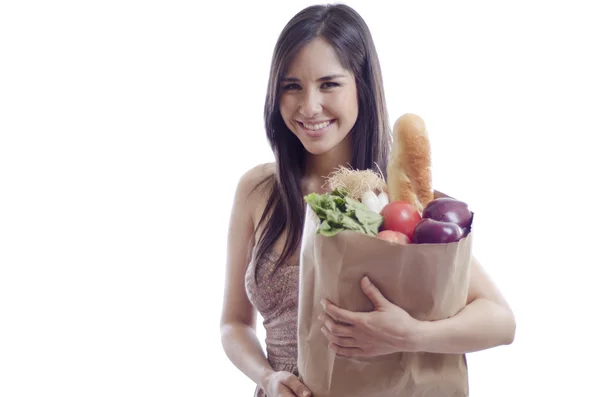 Vacker ung kvinna som bär vissa matvaror — Stockfoto