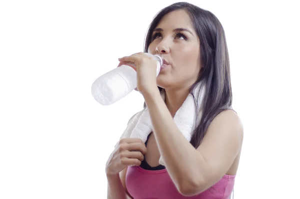 Linda chica refrescarse y beber agua después de hacer ejercicio —  Fotos de Stock