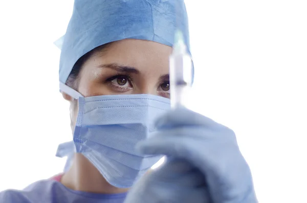 Ung kvinnlig läkare förbereder en spruta — Stockfoto