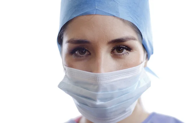 Porträtt av söta kvinnliga kirurgen med kirurgisk mask — Stockfoto