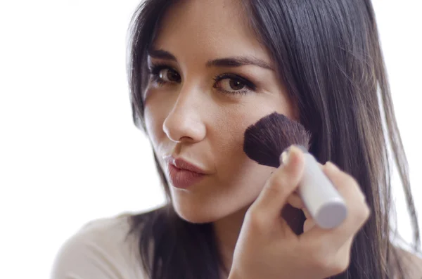 Unga vackra kvinnan sätta några makeup — Stockfoto
