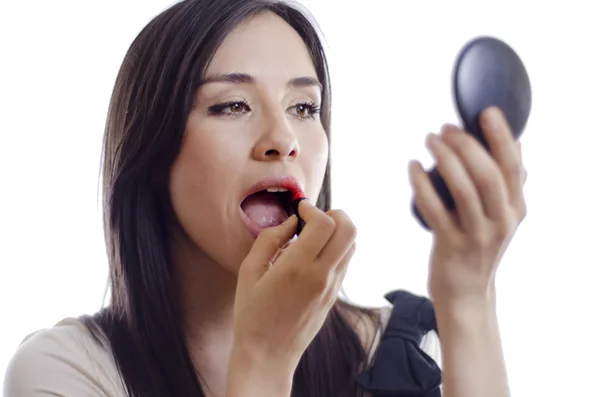 Close-up van mooie vrouw zetten lippenstift — Stockfoto