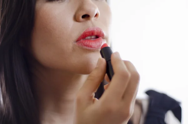 Close-up van mooie vrouw zetten lippenstift — Stockfoto