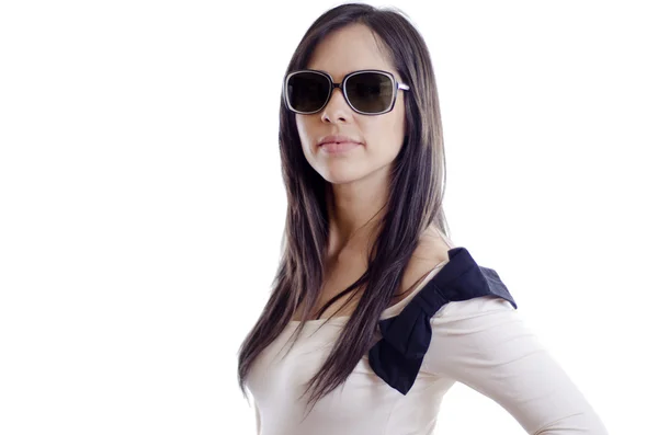 Jovem mulher bonita usando óculos de sol — Fotografia de Stock