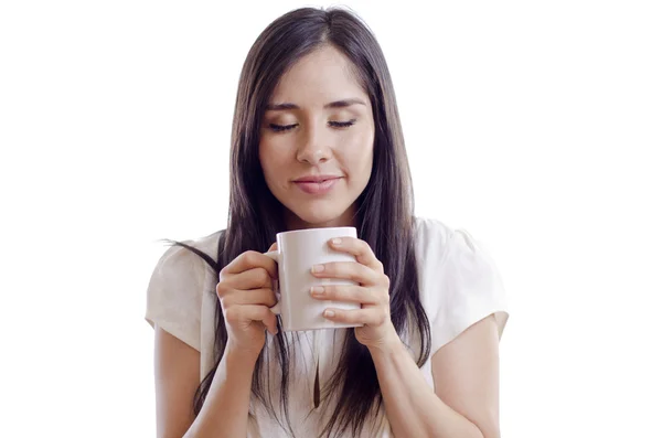 Молодая красивая женщина просыпается от запаха кофе — стоковое фото