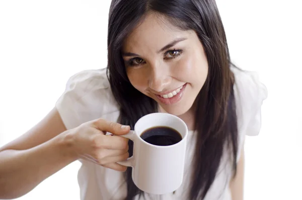 Χαριτωμένο κορίτσι απολαμβάνει ένα φλυτζάνι του καφέ — Φωτογραφία Αρχείου