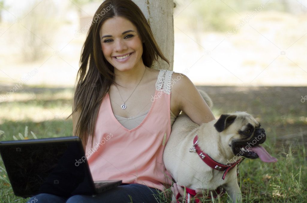 jolie jeune femme, passer du temps avec son chien dans le jolie jeune femme, passer du temps avec son chien dans le