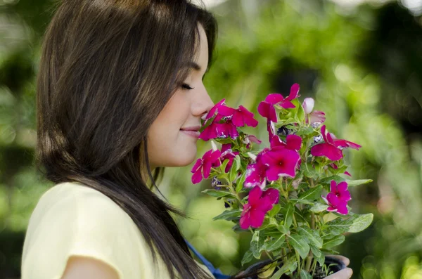 Flicka med blommor — Stockfoto