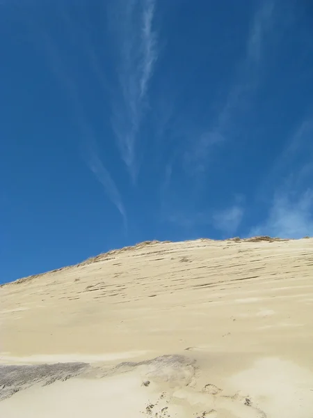 Песчаная пустыня с небом — стоковое фото