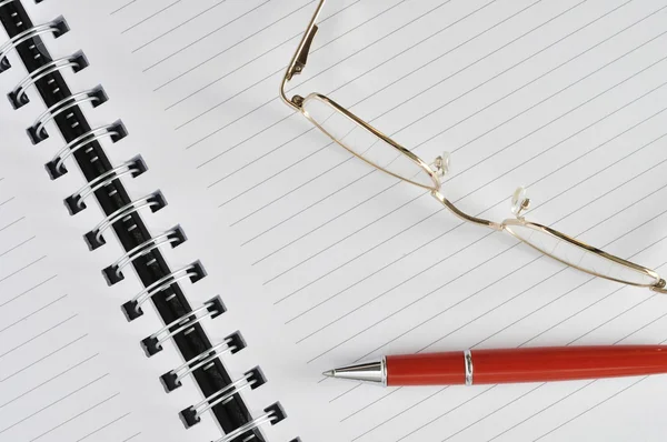 Notebook en rode pen — Stockfoto